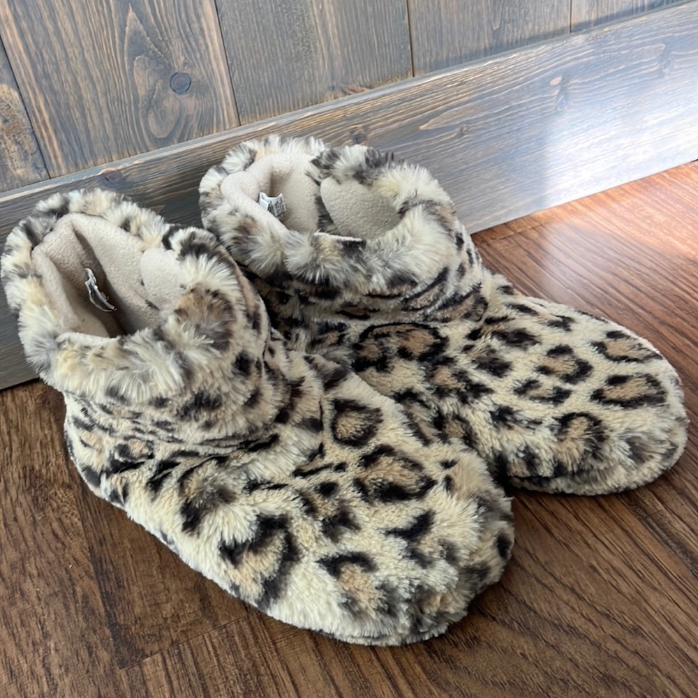 Capelli faux fur leopard slippers